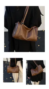 Sac Boston en cuir marron foncé vintage avec fermeture argentée et longues lanières