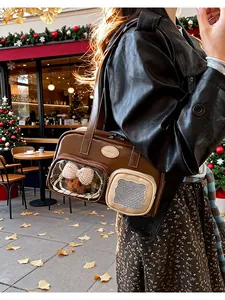 Détail d'un sac itabag en cuir PU marron avec fenêtre transparente et peluche chien