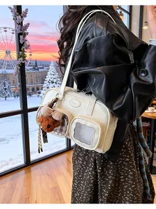 Sac à main chic en similicuir crème avec poches transparentes et breloque ours en peluche