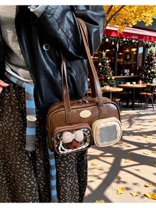 Détail du sac à bandoulière marron vintage avec poche transparente et peluche ourson
