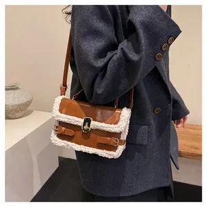 Sac baguette vintage en cuir marron avec bordure en fausse fourrure blanche et fermoir
