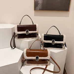 Sacs baguette en cuir et laine d'agneau chic en marron, noir et beige élégants