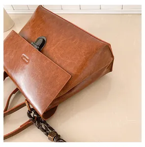 Details eines braunen Vintage-Rucksacks mit schwarzem Drehverschluss und Zierkordel