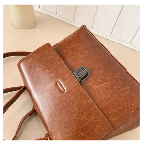 Detailansicht der braunen Vintage-Ledertasche mit Metallverschluss und Öl-Finish Textur