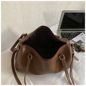 Vue détaillée du sac Boston vintage marron avec intérieur spacieux et fermeture éclair argentée