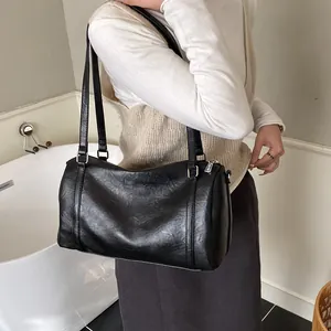 Sac bandoulière Boston noir classique en cuir texturé avec boucles métalliques