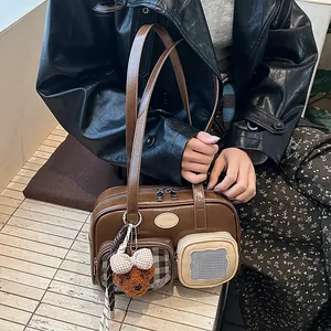 Sac à Épaule Vintage en Cuir PU pour Femmes Mode Multi-poches Sac Sous le Bras Grande Capacité Sac de Banlieue Avec Pendentif Ours en Peluche