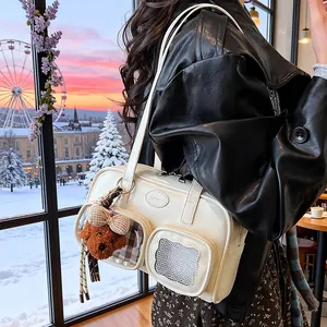 Sac oreiller en similicuir crème avec poches à carreaux et pendentif ours en peluche
