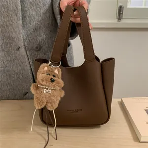Sac Seau en Cuir PU Grainé Rétro pour Femmes Sac à Bandoulière Minimaliste Avec Pendentif Ours en Peluche et Pochette