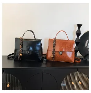 Retro-Umhängetaschen aus PU-Leder in Schwarz und Karamell mit Metallschnalle und Anhänger