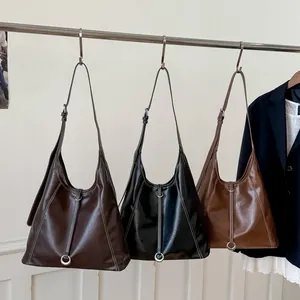 Sacs hobo minimalistes en café, noir et caramel avec des coutures contrastées