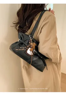 Sac bandoulière rétro noir en cuir ciré avec miroir cœur et pompon décoratif