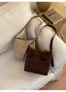 Détails des sacs seaux minimalistes en daim beige et café avec bandoulières