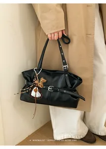 Détails du sac à bandoulière noir vintage avec pendentif ours et bandoulière réglable