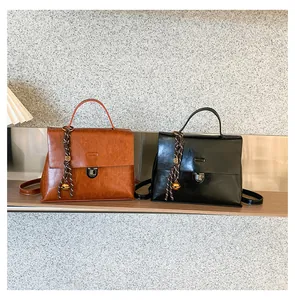 Details von Vintage-Ölleder-Taschen mit Metallschnallen und dekorativen Quasten