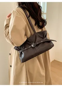 Sac à bandoulière sophistiqué en cuir ciré marron foncé avec boucle décorative