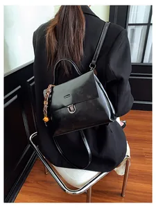 Moderne schwarze Umhängetasche in Lackoptik mit silberner Schnalle und Seidenschal-Dekor