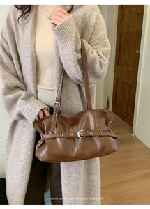 Détails du sac à bandoulière en cuir ciré marron foncé avec boucle et plis rétro