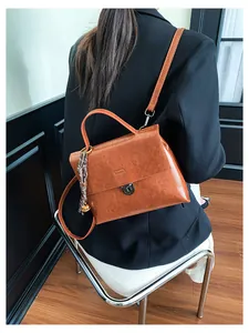 Braune Vintage-Lederhandtasche mit Seidenschal und Metall-Drehverschluss-Detail