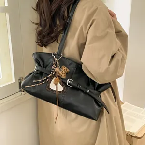 Sac bandoulière noir en cuir ciré avec charm cœur léopard et pompon pour un look élégant