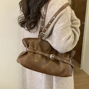 Sac à épaule vintage en cuir ciré marron avec détails de boucles et texture plissée