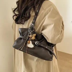 Sac à épaule chic en cuir ciré marron foncé avec charmant pendentif cœur léopard