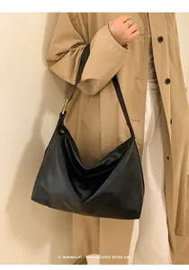Dettaglio della grande borsa hobo nera in pelle opaca con fibbia in metallo dorato