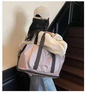 Detalle del bolso de viaje de nailon gris púrpura con compartimento inferior para zapatos