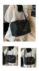 Detalle del bolso de viaje negro con correa ajustable y el logotipo de la marca