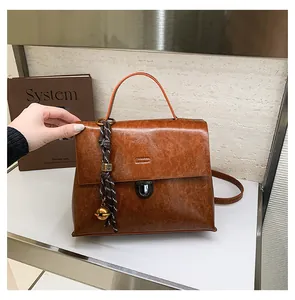 Nahaufnahme der braunen Vintage-Handtasche aus Öl-Wachs-Leder mit Drehverschluss