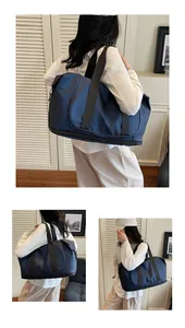 Vista detallada de la bolsa tote espaciosa en nylon azul marino con correas y clips de metal