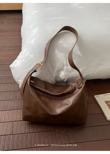 Dettaglio della borsa tote retrò marrone con fibbia metallica e finitura in pelle naturale