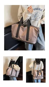 Detalle del bolso de viaje en tela impermeable oro rosa con correas y logo de la marca