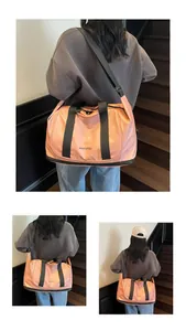 Detalle del bolso tote rosa grande con asas negras y compartimento inferior con cremallera
