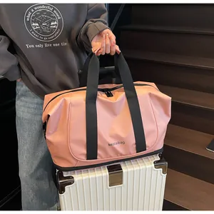 Bolso de viaje rosa con banda trasera para sujetar al asa de una maleta blanca