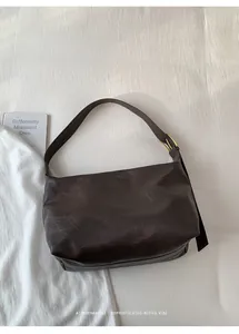 Dettaglio borsa tote vintage marrone scuro in ecopelle con fibbia dorata e texture
