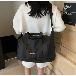 Detalle de un bolso tote negro de gran capacidad con logo Weilaibag y correa ajustable