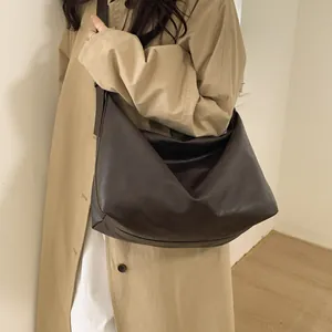 Borsa tote minimalista in pelle testa di moro con tracolla larga da donna