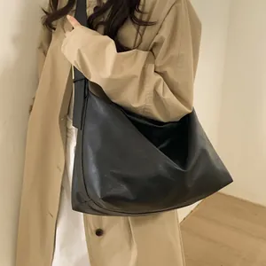 Grande borsa a spalla minimalista in ecopelle nera con tracolla larga per uso quotidiano