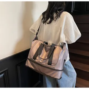 Detalle de bolso de viaje rosa de nailon con compartimento inferior y correa ajustable