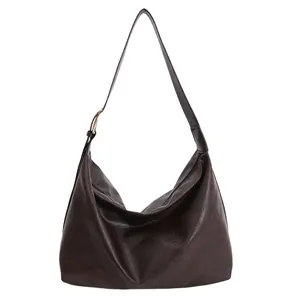 Borsa tote minimalista capiente marrone scuro in ecopelle con tracolla larga