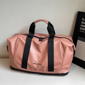 Bolso de viaje rosa de gran capacidad con compartimento para zapatos y correas negras