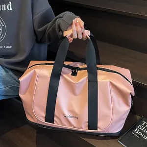 Bolso de viaje rosa de gran capacidad con asas negras y logotipo de la marca