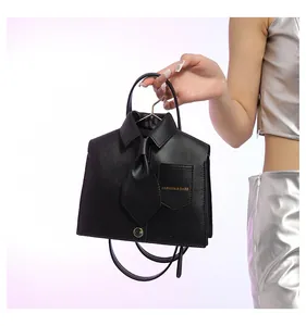 Détail du sac à main unique en forme de chemise noire avec cravate et texte doré