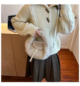 Détail d'un sac à main en peluche beige doux avec bandoulière et nœud décoratif