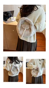 Vue triple du sac en peluche beige doux avec cordons noués et fines bandoulières
