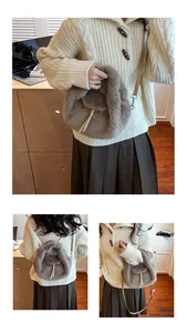 Détail d'un sac à bandoulière en fausse fourrure marron avec cordon et bandoulière amovible