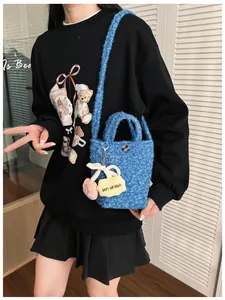 Detailansicht der blauen Plüsch-Beuteltasche mit Kunstfell-Textur und Wolkenanhänger