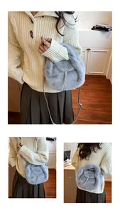 Détail du sac seau en fausse fourrure grise avec cordon et fine bandoulière porté par mannequin