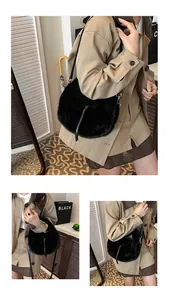 Détail d'un sac à bandoulière en peluche noire douce avec lanières en cuir pour l'hiver